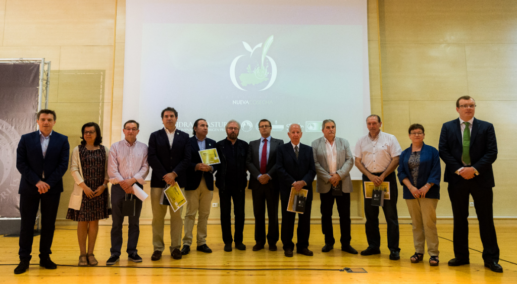 Jose Luis Almeida, Pte OTEA, MªJesús Álvrez; Consejera de Desarrollo Rural y Recursos Naturales; Julián Castañón, Sidra Castñón; Roberto y Fran; Martínez Sopeña hermanos, Ceferino Cimadevilla; Javier Nievas, Fundación Caja Rural,, Pedro Quirós; "Quini", Mª Belén García, Vicepresidenta CRDOP y Tino Cortina, Presidente CRDOP